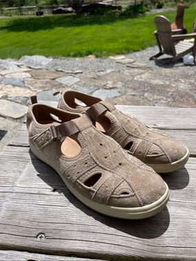 Women’s earth Origins Casual Taupe Suede Fisherman Sandals size:8.5